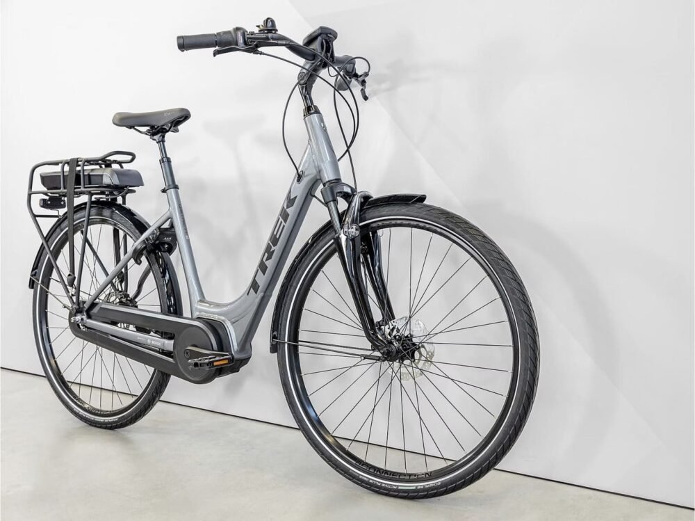 Velo-Electrique-Trek-District-2-Lowstep-Gris-2023-1.jpeg